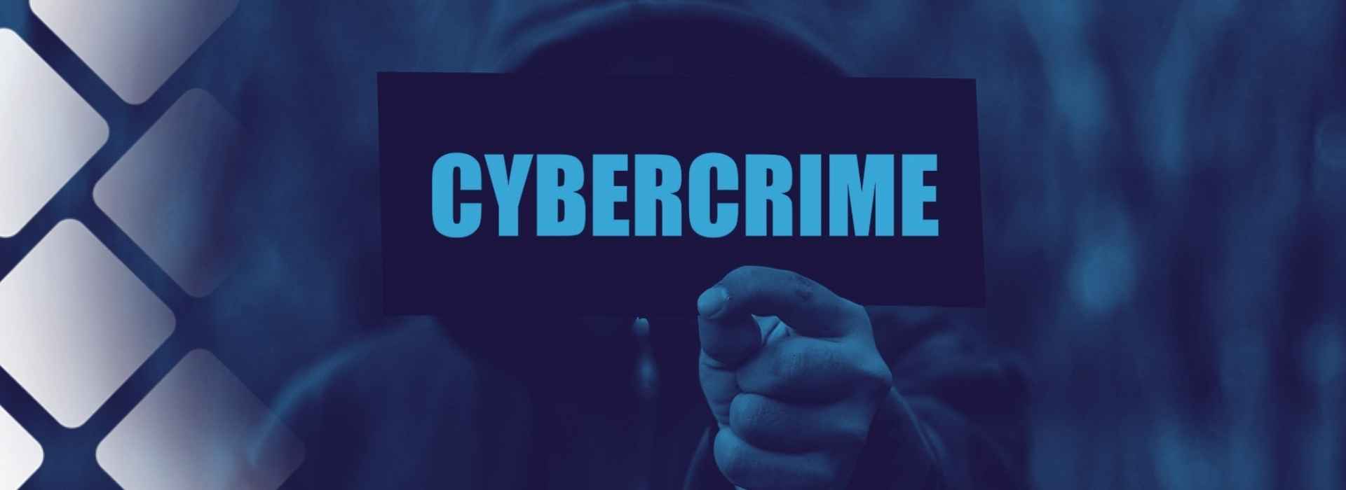 Mann mit "Cybercrime"-Schild